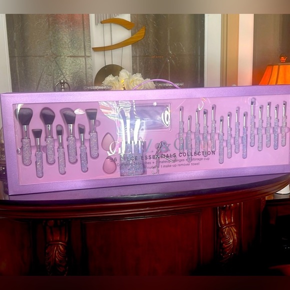 Glitz and Glam Accessories - Glitz and Glam viral TikTok purple pearl and bling brush set 26 pcs NEW